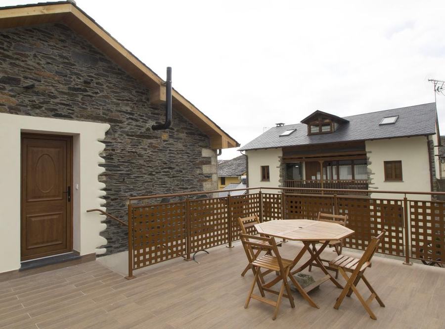 Fachada y terraza de Apartamentos Caxila en Setienes