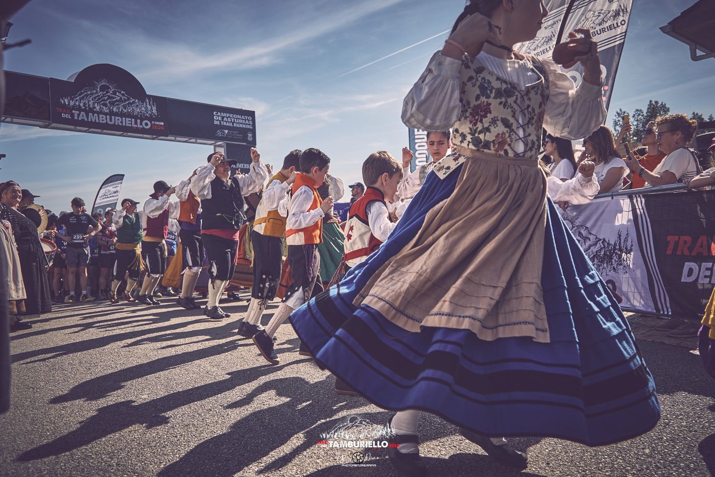Danzantes tradicionales en la salida