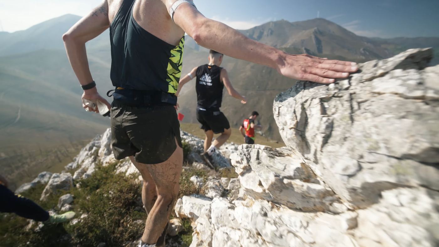 Corredores subiendo entre las rocas