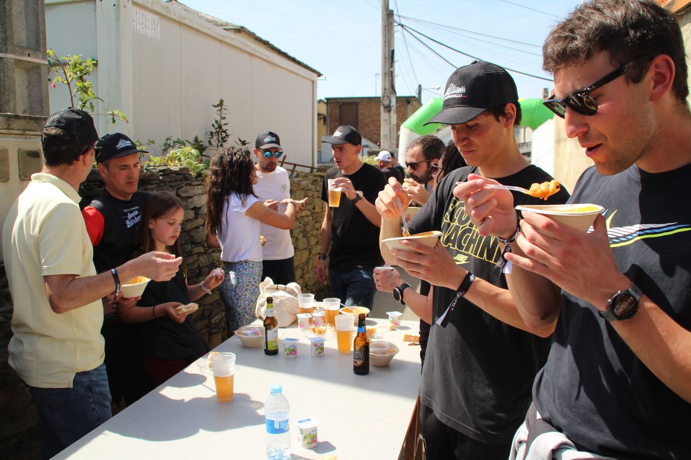 Corredores compartiendo comida después de la carrera