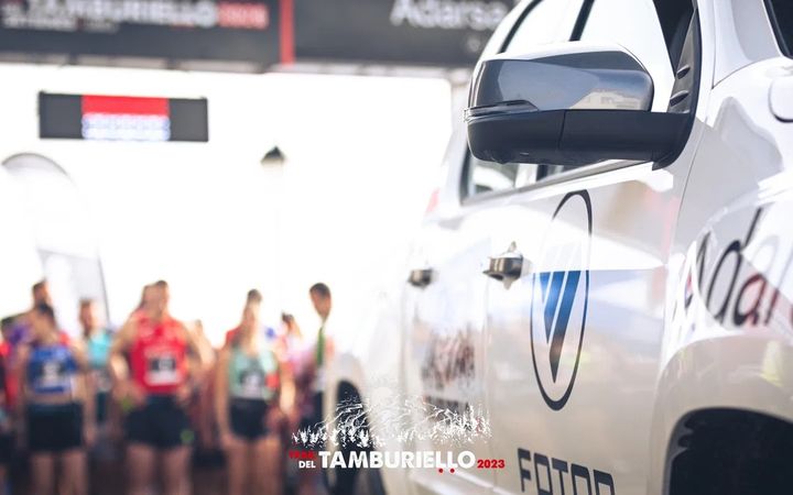Zona de salida con el coche del club antes de la carrera