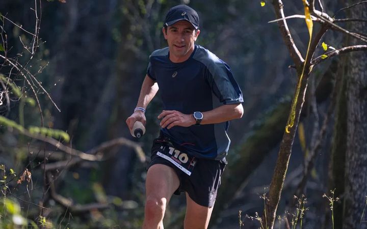 Corredor en el bosque durante el Trail del Tamburieḷḷo