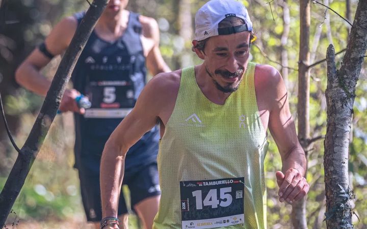 Corredores en cabeza de carrera por el bosque