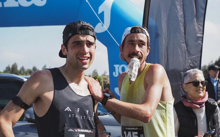 Corredores celebrando en meta tras cruzar la línea