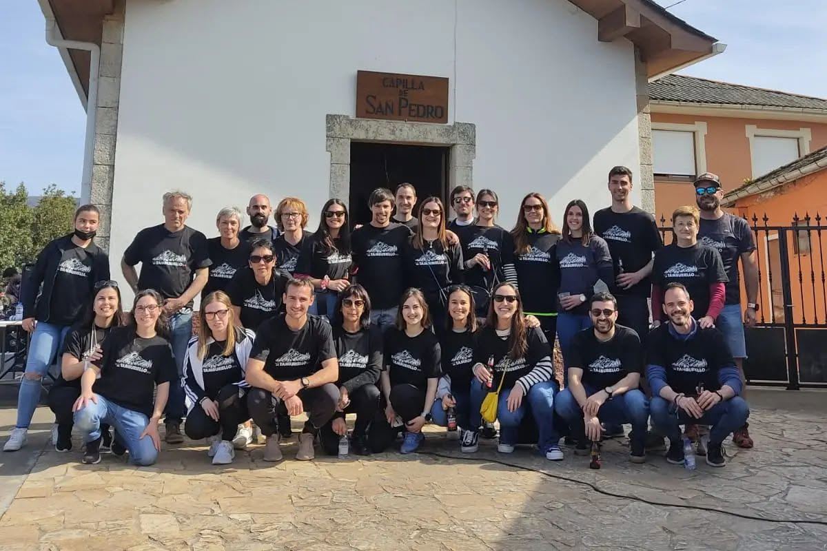 Vecinos de Setienes con la camiseta del Trail del Tamburieḷḷo, frente a la Capilla de San Pedro