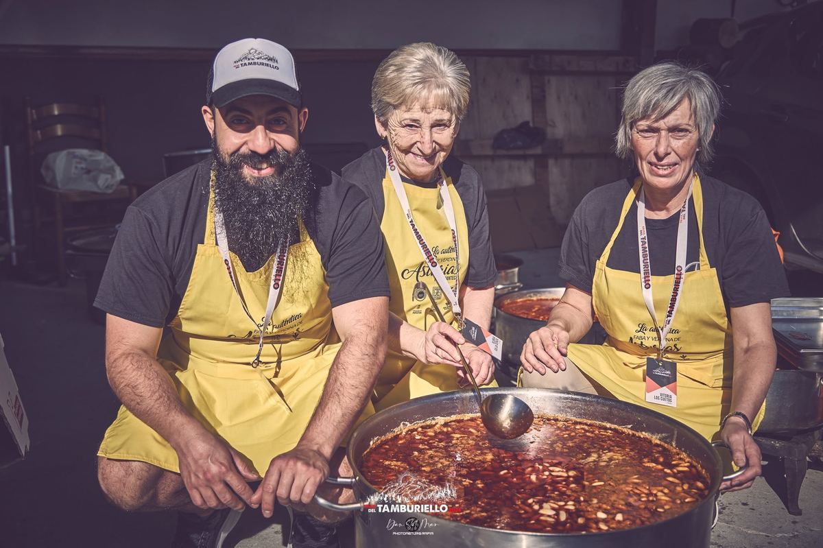 Voluntarios preparando la fabada popular del Trail del Tamburieḷḷo